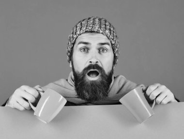 Sonbahar ve soğuk hava kavramı. Sıcak şapkalı adam.