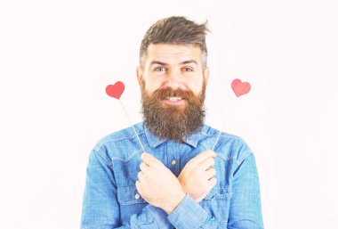 Hipster kağıt kırmızı kalpler ve neşeli yüzü ile.