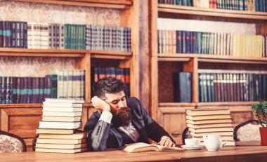 Fikri iş kavramı. Sakallı adam kitaplığındaki fikri iş vardır