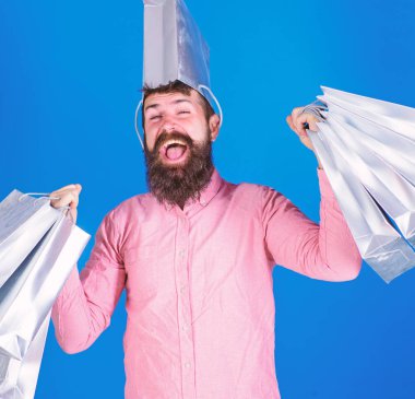 Hipster neşeli yüzü olan hediyeler, Doğum günü kutlama kavramı açma sahiptir. Rüya hediye almak için mutlu son moda sakallı adam. Mavi zemin üzerine sevinç dan bağırarak pembe gömlekli sakallı adam