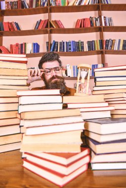 Zaman akışı kavramı. Adam ciddi yüz izlerken zaman raflardan, arka plan üzerinde gidiyor. Dostum, bilim adamı bardaklarda kum saati görünüyor. Öğretmen ya da sakal Kitaplığı'nda eğitim ile öğrenci