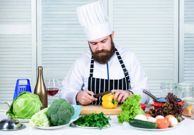 Temel pişirme işlemlerini. Adam usta şef veya yemek yemek Amatör. Sebze doğrama bıçağı keskin. Tarifi göre. Madde yemek pişirmek için hazırlayın. Önemli miktarda pişirme yöntemleri için yararlı