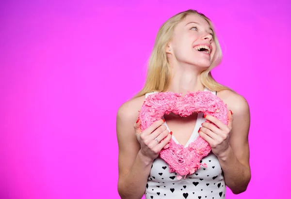 Feliz día de San Valentín. Atributo del día de San Valentín. Prepara la celebración del día de San Valentín. Chica estado de ánimo romántico sueño sobre la fecha. Amor y romance. Mujer hermosa chica rubia celebrar corazón San Valentín decoración — Foto de Stock