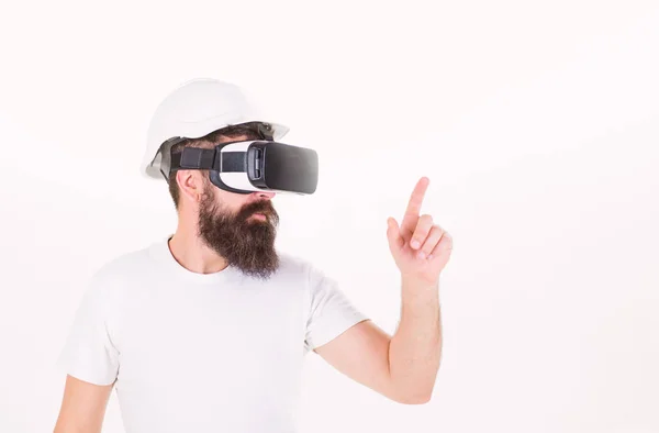 Hombre con barba en casco protector usando pantalla táctil digital. Brutal jefe de construcción barbuda con auriculares VR aislados sobre fondo blanco. Constructor barbudo experimentando realidad virtual — Foto de Stock