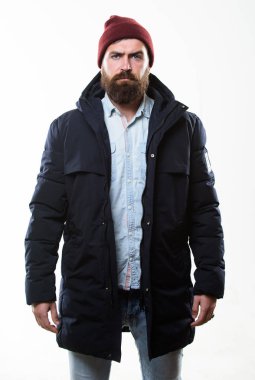 Şık ve rahat. Sakallı adam hippi güvenle sıcak siyah ceket veya parka poz. Hipster modern moda. Adam şapka ve siyah kış ceket giymek. Hippi tarzı giyim. Hippi kıyafet