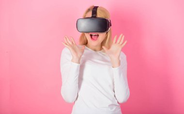 3D teknolojisi, sanal gerçeklik, eğlence, siber ve insanlar kavramı. Genç kadın Vr deneyimi sırasında hava dokunmadan hayran. Kadın zevk cyber eğlence deneyimi vr içinde.