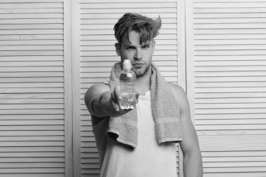 Taze duştan sonra güçlü kasları olan bir sporcu. Sabah egzersizleri konsepti