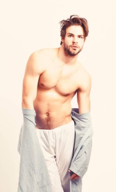 Kaslı adam gövde ile mavi bornoz alıyor.