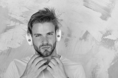 Amerikan yakışıklı adam kulaklıklarla sakallı. Smartphone ile mavi gözlü şık hippi. Avrupa adam var eğlenceli zaman. Neşeli genç dj kulaklık üzerinden dinleme şarkıları. Müzikal yaşam tarzı