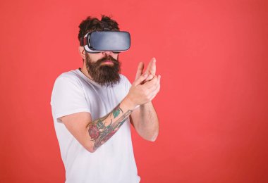Sanal atış poligonu kavramı. Hipster meşgul yüz oynamak sanal gerçeklik. Adam kafa monte görüntü çekimi topu bulunan sanal gerçeklik ile. Silah, kırmızı arka plan Vr sakallı adam gözlük