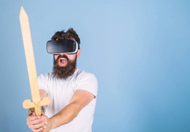 VR oyun kavramı. Adam ile kafa monte göstermek ve kılıç oyun Vr. Hipster oyunda bağırarak yüzündeki mücadele sanal gerçeklik oyun oyun keyfini çıkarın. Vr gözlük, açık mavi renkli sakallı