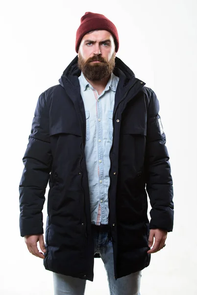 Stijlvol en comfortabel. Man bebaarde hipster poseren met vertrouwen in warme zwarte jas of parka. Hipster moderne mode. Guy draag een hoed en zwarte winter jas. Hipster stijl herenkleding. Hipster outfit — Stockfoto