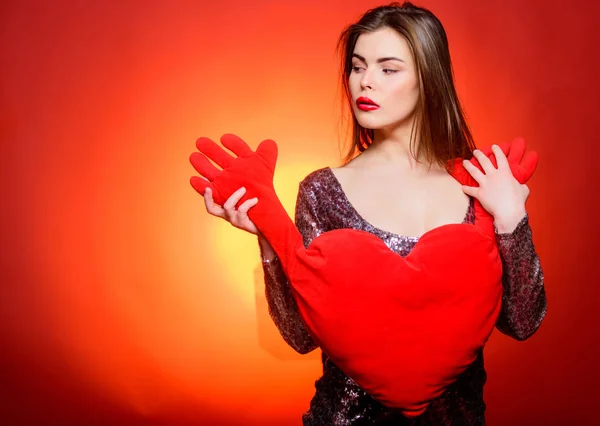 Saudação romântica. Sê o meu namorado. Amor e romance. As vendas do dia dos namorados. Menina sensual com coração decorativo. Mulher sexy em vestido de glamour. Festa dos namorados. Eu amo-te. Humor romântico — Fotografia de Stock