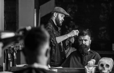 Hippi saç modeli almak istemci sakallı. Kuaför saç kurutma makinesi ile saç modeli sakallı adam, berber arka plan için çalışır. Tasarım konsepti. Kurutma ve saç istemcisinin styling saç kurutma makinesi ile berber