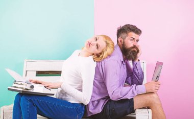 Gerçek autor otantik ekipman. Çalışma arkadaşları farklı yaklaşım. Çift yazarlar farklı araçlar yazma kitap kullanın. Adam laptop kız retro daktilo gibi kullanın. Özgün otantik öznitelik yazar