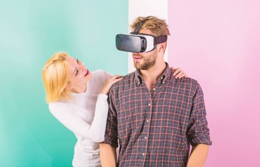 Adam Vr gözlük video oyun keyfini çıkarın. Kız mutlu o ona hediye gibi. Erkekler için hediye fikirleri. Onu mutlu ona sanal gerçeklik gözlük hediye ve tüm gün oyun izin. Şimdiye kadar en iyi hediye. Adam zevk sanal gerçeklik.