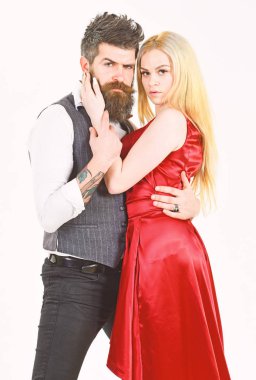 Sakallı hippi ve çekici Bayan Yarışması dans için giyinmiş. İki aşık, şık giysileriyle, tutkulu dansçıları arka plan beyaz. Kırmızı elbise ve yelek erkekte kadında. Dans eden çift kavramı