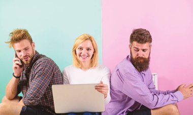 Mobil Gadget dizüstü bilgisayar ile şirket arkadaşlar. Modern toplum internet olmadan hayat düşünemiyorum. Modern teknoloji. Gadget'ı bağımlılığı. Erkek ve kadın cihazlar tarafından yerine gerçek konuşma ağ