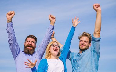 Çalışanların özgürlük hissi tadını çıkarın. Özgürlük kavramı. Formal giyim ve kız sakallı erkekler çalışma hafta bitmiş. Şirket mutlu meslektaş ofis çalışanları özgürlük Cuma akşamı, gökyüzü arka plan tadını çıkarın