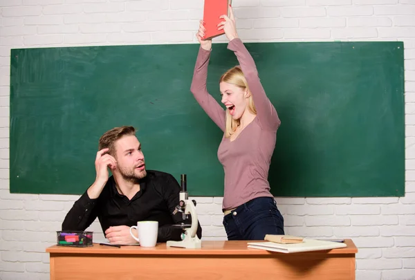 Home schooling. Modern school. Knowledge day. Back to school. Student life. Lesson and blackboard. Teachers day. Couple of man and woman in classroom. funny couple. I know the answer — Stock Photo, Image