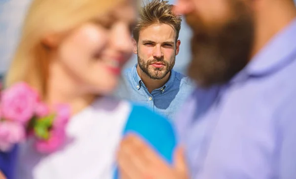 Casal romântico namorados namorando. Os amantes que se encontram ao ar livre flertam relações românticas. Casal apaixonado feliz namoro, homem ciumento assistindo mulher prefere outro macho em vez dele. Conceito de coração partido — Fotografia de Stock