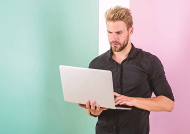Dizüstü bilgisayar ile adam smm uzman çalışıyor. SMM Yöneticisi markalar ve öğeleri internet üzerinde teşvik etmektedir. Sosyal ağlar için içerik üreten adam şık modern bir görünüm Yöneticisi. Sosyal medya pazarlama uzmanı