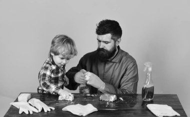 Sakal reklam adamla sprey tutar ve çocuk sünger tutar.