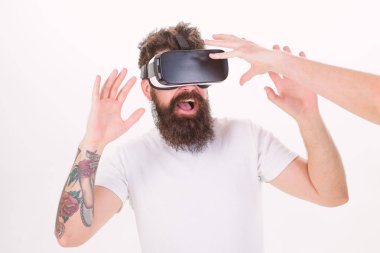Vr gözlük, beyaz arka planda sakallı adam. Hipster modern teknolojiler eğlence için kullanın. Adam kafa monte ekran ile sanal gerçeklik el ile etkileşim. Sanal gerçeklik kavramı