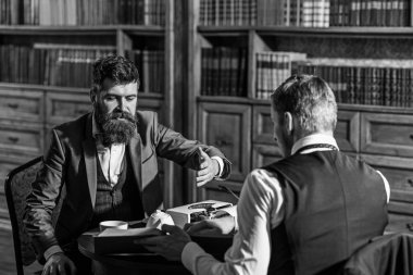 sakal veya hipster oldfashined adamla birlikte vakit geçirmek