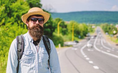 Adam hipster backpacker Otoban kenarında sakallı. Beni de yanına al. Gezgin için araba bekliyor onu yine de sadece daha iyi noktada damla almak. Dost gezginler için bak. Deneyimli seyahat ipuçları