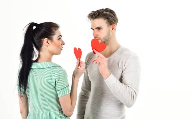 Romantik Çift aşık sarıl. Adam ve kadın çift aşık beyaz zemin üzerine kırmızı kalp kartları tutun. Tıraşsız yakışıklı ve aşık güzel kız. Sevgililer günü ve aşk. Romantik hisler kavramı