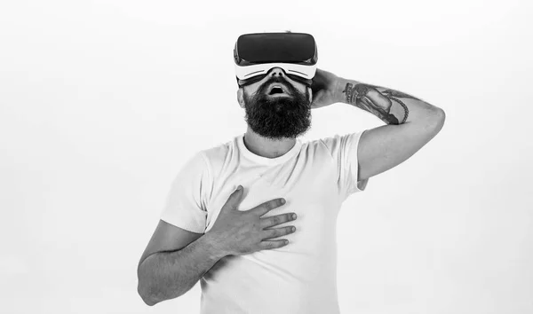 Virtuelles Kinokonzept. Typen mit kopfmontiertem Display genießen Virtual Reality. Mann mit Bart in vr Brille genießen Video ansehen, weißer Hintergrund. Hipster auf aufgeregtem Gesicht hat Spaß in Virtual Reality — Stockfoto
