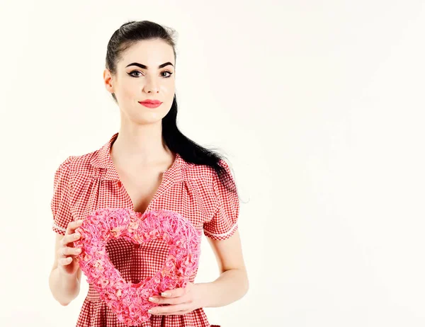 Chica con la cara tranquila, maquillaje y corazón rosa . — Foto de Stock