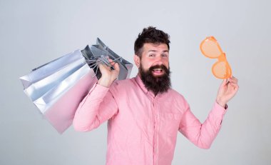 Nasıl ihtiyacın yok şeyler almayı durdurmak için. Alışveriş ile takıntılı. Bağımlısı tüketici kavramı. Adam kaygısız tutun alışveriş torbaları sakallı. Alışveriş aptal para harcıyorsun. Aptalca şeyler para ile yapmak