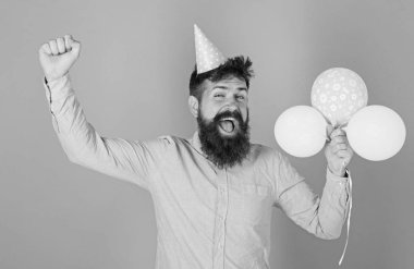 Doğum adam mutlu yüz ve büyük mavi arka plan üzerinde gülümse. Sakallı adam kağıt şapkası eğleniyor. Hippi şık sakal ve bıyık Doğum günü kutluyor. Çocuklar olay parti İCRAATCI