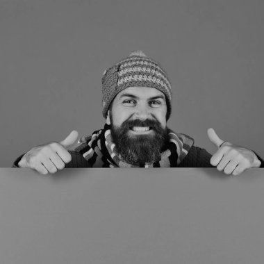 Sakallı ve gülen yüzlü hippi kalın kıyafetler giyer.