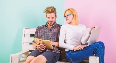 Modern öğrencilerin yanı sıra klasik ders kitapları dijital yaklaşımı kullanın. Çift öğrenciler ekip olarak çalışma sırasında fikir paylaşımı. Fikir paylaşımı. İlginç bir bilgi kitap ve internet arayan Çift