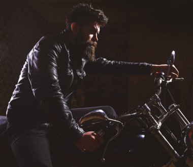 Maço, vahşi motorcu deri ceket sürme motosiklet gece zaman, kopya alanı. Sakallı, motorcu karanlık, siyah arka planda motorlu bisiklet üzerinde oturan deri ceketli adam. Gece yarışçısı kavramı