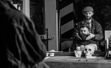 Hipster istemci taze saç kesimi veya saç modeli ile. Kuaför stil sakal istemcisinin ellerinizle balmumu ile yansımasıdır. Kuaför kavramı. Adam sakal ve bıyık salonların sandalye, ayna arka plan