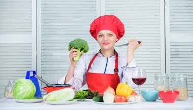 Brokoli favori madde açın. Brokoli beslenme değeri. Çiğ gıda diyet. Kadın profesyonel şef çiğ brokoli sebze tutun. Ücretsiz sağlıklı vejetaryen ve vegan yemek tarifleri. Brokoli yemek yapmayı