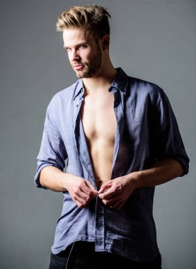 Bohem seksi vücut. Kendinden emin ve çekici. Beni izleyin. Zaman değişim giysi. Soyunma adam yakışıklı seksi hippi. Adam seksi kas vücut almak gömleğini çıkar. Tam arzu. Baştan çıkarıcı maço seksi hissediyor
