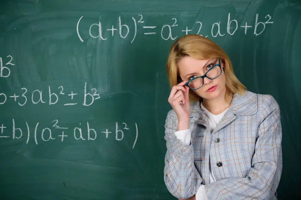 Profesor en la escuela lección en pizarra. mujer en el aula. En la escuela. Enseñanza en casa. Una mujer seria. De vuelta a la escuela. Día del maestro. Estudio y educación. Escuela moderna. Día del conocimiento. Fracasó de nuevo — Foto de Stock