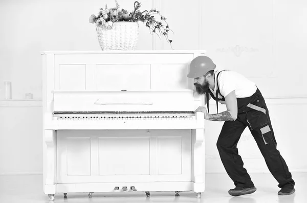 Beau barbu homme fort piano mobile avec clavier ouvert et vase en verre avec des fleurs sur fond blanc. Concept de service à domicile — Photo