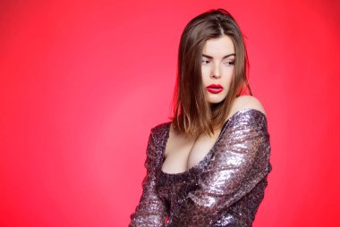 Erotik oyundaki cazibe. Kırmızı dudaklı şehvetli kız, büyük göğüslü. Cazibeli elbiseli seksi kadın. Aşk ve romantizm. Kadının seksi dudakları. Güzellik modası. Seksi gerçeklik. Büyük doğal göğüs, kopyalama alanı