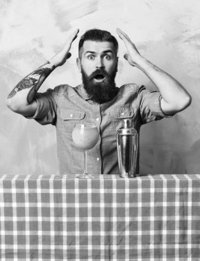 Kafkasyalı vahşi hippi tropikal alkol kokteyli yapıyor.