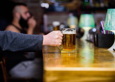Kupa ile lezzetli bira dolu çubuk. Cuma Eğlence geleneği. Bira pub konsepti. Hafta sonu bir yaşam tarzı. Bira bardağı bar sayaç üzerinde arka plan defocused. Taze bira fıçı bira ile köpük ile cam
