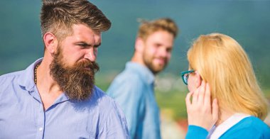 Koca kesinlikle yürüyüş sırasında başka bir adam bakarak karısını izliyor. Yoldan geçen hanıma gülümseyerek. Kıskanç kavramı. Kıskanç sakallı adam agresif çünkü kız yakışıklı yoldan geçen ilgi