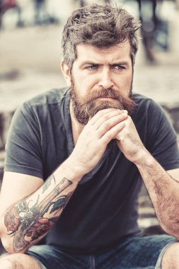 Sakal ve bıyık oturur açık olan adam. Sakallı adam ciddi yüz üzücü ve sorunlu görünüyor, sorunları muzdarip. Zor dönemden geçiyor sakallı hippi. Üzüntü ve sorunları kavramı