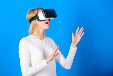 Genç kadın kavramsal ağ hatları ile bir sanal gerçeklik kulaklık kullanarak. VR aygıt kullanan kadın. Neşeli gülümseyen kadın VR gözlük arıyorum. Cyber.