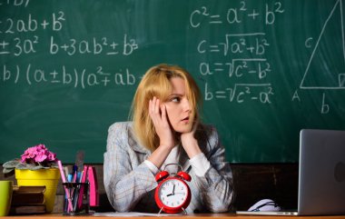 mola zamanı değil. Çalışma ve eğitim. Modern okul. Bilgi gün. Okula dönüş. Öğretmenler günü. Okul. Evde eğitim. Yorgun kadın. kadın sınıfta. öğretmen ile çalar saat. Zaman